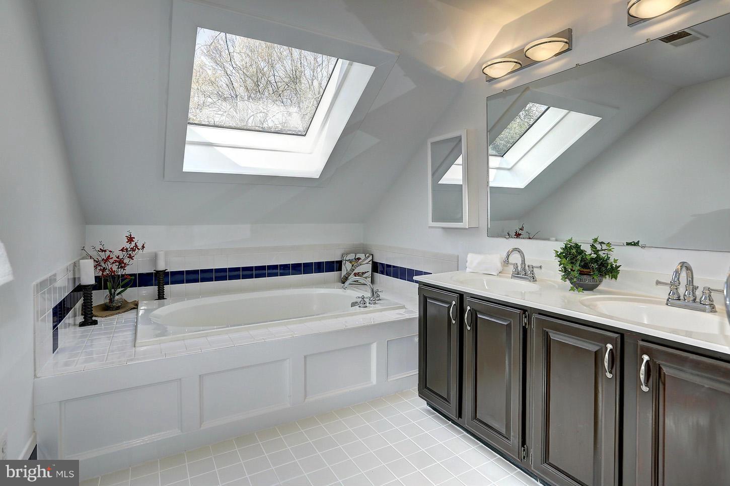 8425 Overbrook Road Fairfax, VA 22031 - Photo 24 of 30 Bath (Master)