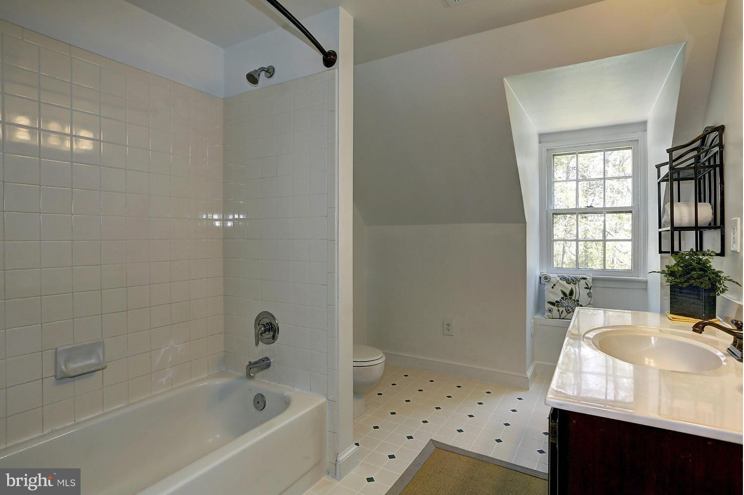 8425 Overbrook Road Fairfax, VA 22031 - Photo 26 of 30 Bath