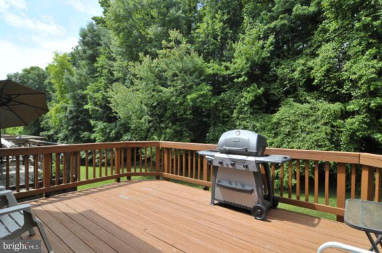 7558 Aspenpark Road Lorton, VA 22079 - Photo 4 of 18 Deck