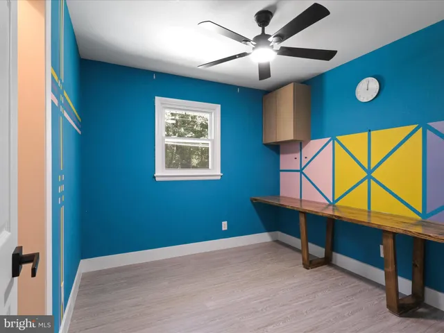 a view of livingroom with furniture