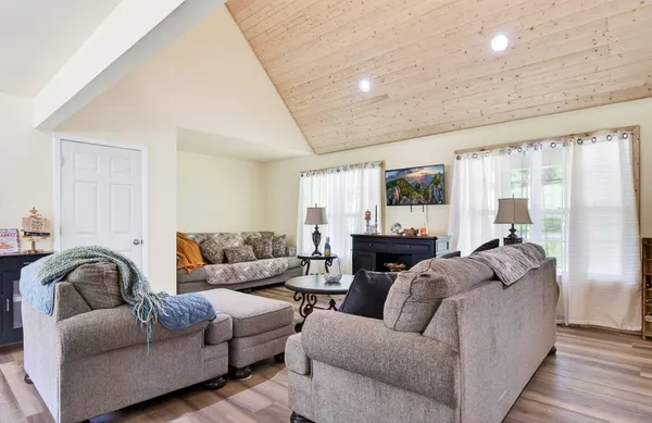 $479,929 | 525 Riley Creek Road, Gainesboro, TN 38562