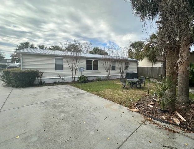 $2,200 | 320 Lake Moultrie Drive, Bonneau, SC 29431