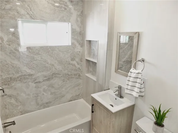 $2,475 | 2618 Lime Avenue, Signal Hill, CA 90755