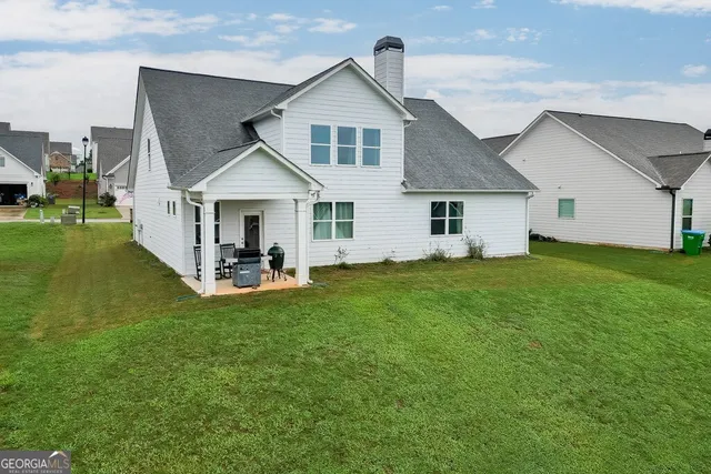 a view of a yard in front of house