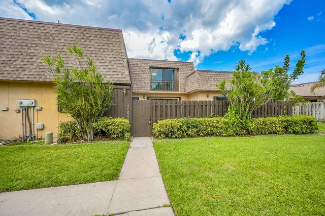 $2,475 | 1204 Waterview Circle, Palm Springs, FL 33461