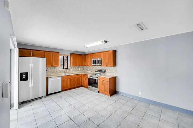 $2,475 | 1204 Waterview Circle, Palm Springs, FL 33461