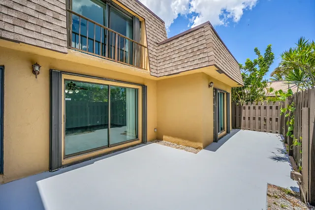 $2,475 | 1204 Waterview Circle, Palm Springs, FL 33461