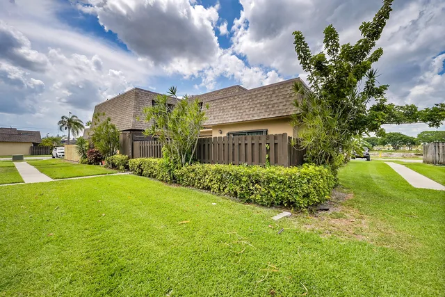 $2,475 | 1204 Waterview Circle, Palm Springs, FL 33461