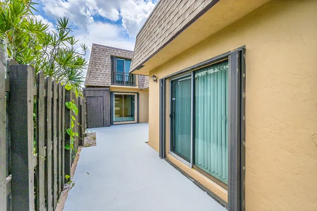 $2,475 | 1204 Waterview Circle, Palm Springs, FL 33461