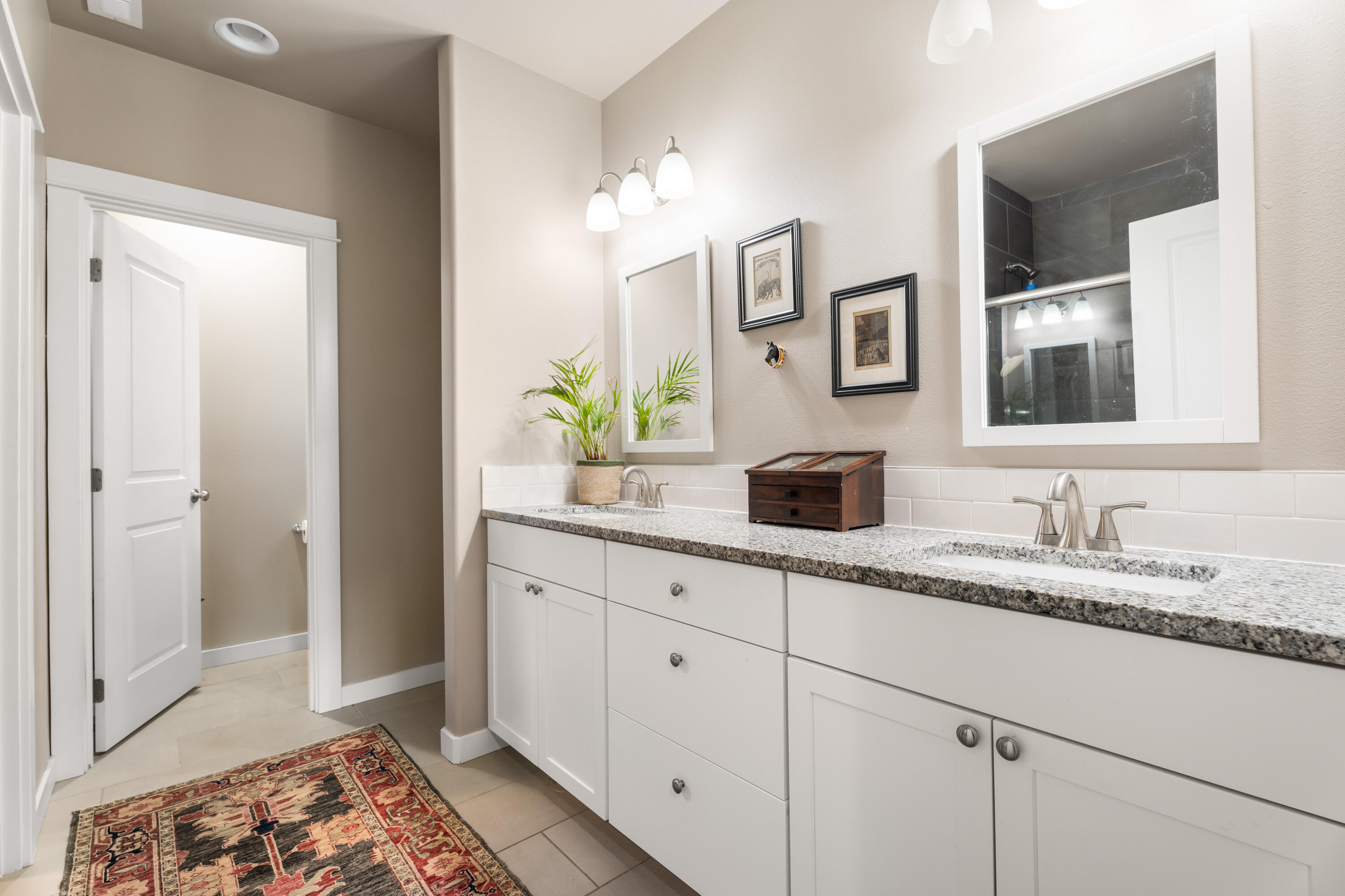 700 North McKinney Rnch Road Sisters, OR 97759 - Photo 13 of 22 33-Bathroom
