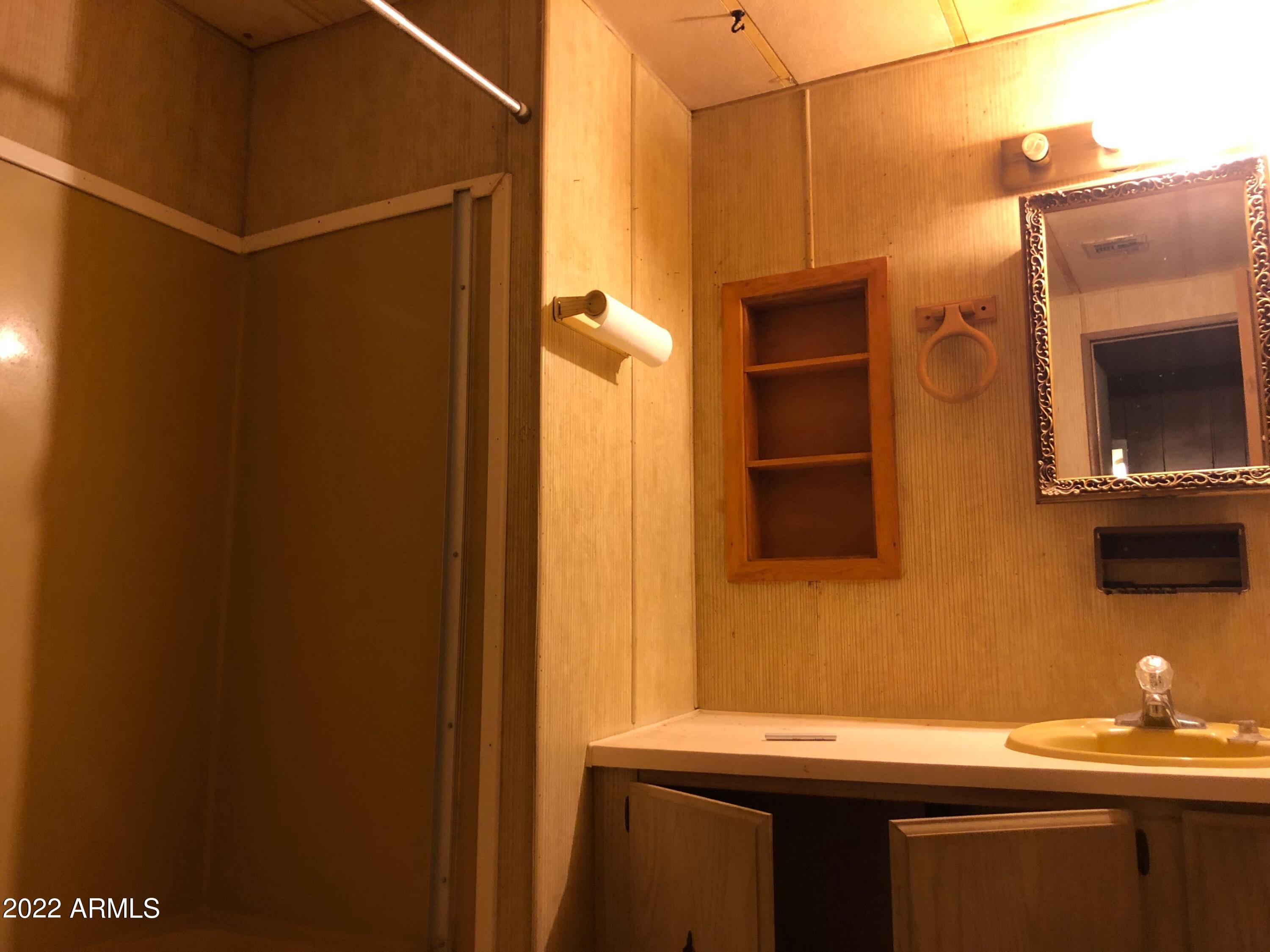 4073 North Plantation Road Douglas, AZ 85607 - Photo 8 of 19 Hallway Bathroom