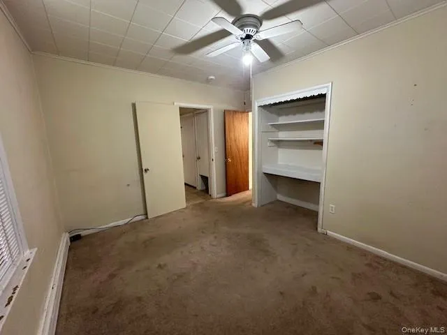 a view of empty room with a ceiling fan