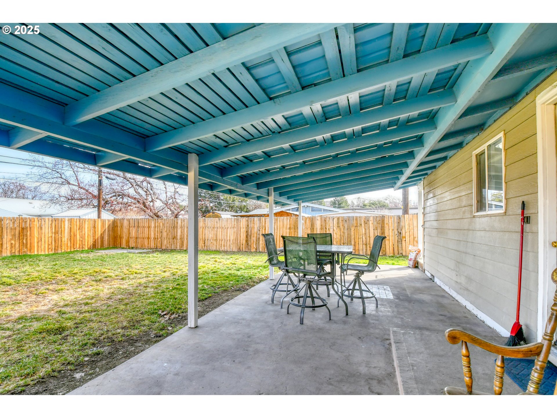 2805 Southwest Marshall Avenue Pendleton, OR 97801 - Photo 34 of 36 a view of a backyard with table and chairs under an umbrella with a small yard