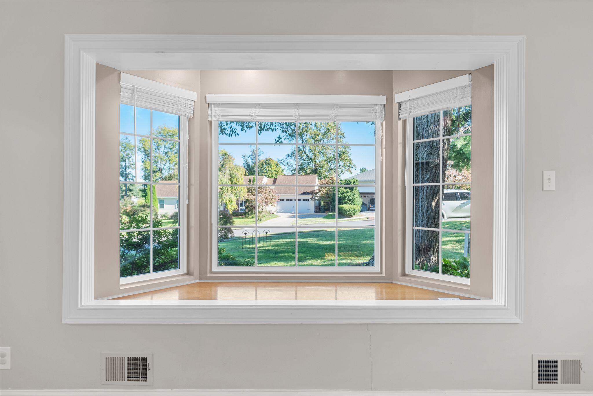 1505 Beacon Hill Road Lexington, KY 40504 - Photo 25 of 68 Front Large Window