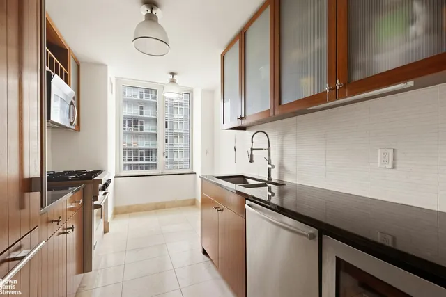 $1,795,000 | 250 East 53rd Street, Unit 1502 | Midtown East