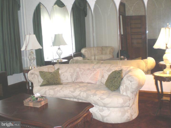 210 Rochelle Avenue Philadelphia, PA 19128 - Photo 3 of 22 Living Room