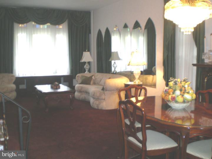 210 Rochelle Avenue Philadelphia, PA 19128 - Photo 5 of 22 Living Room