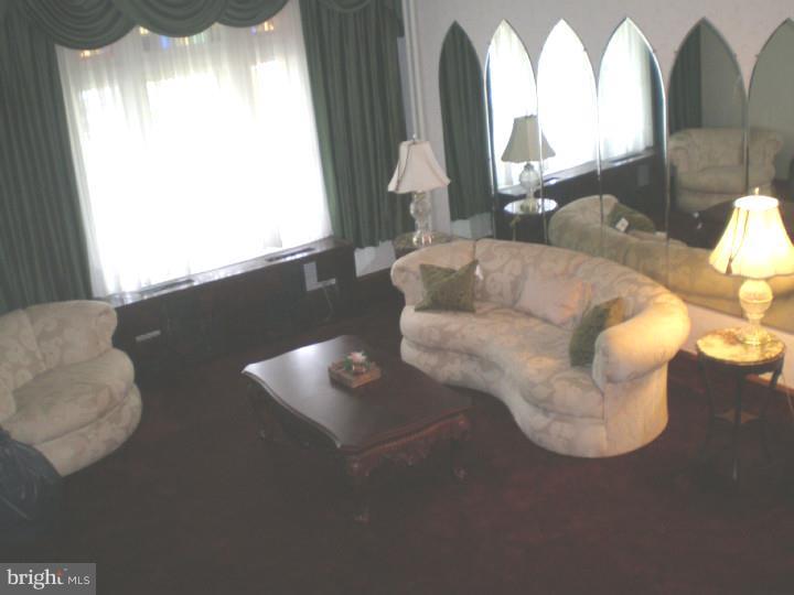 210 Rochelle Avenue Philadelphia, PA 19128 - Photo 7 of 22 Living Room