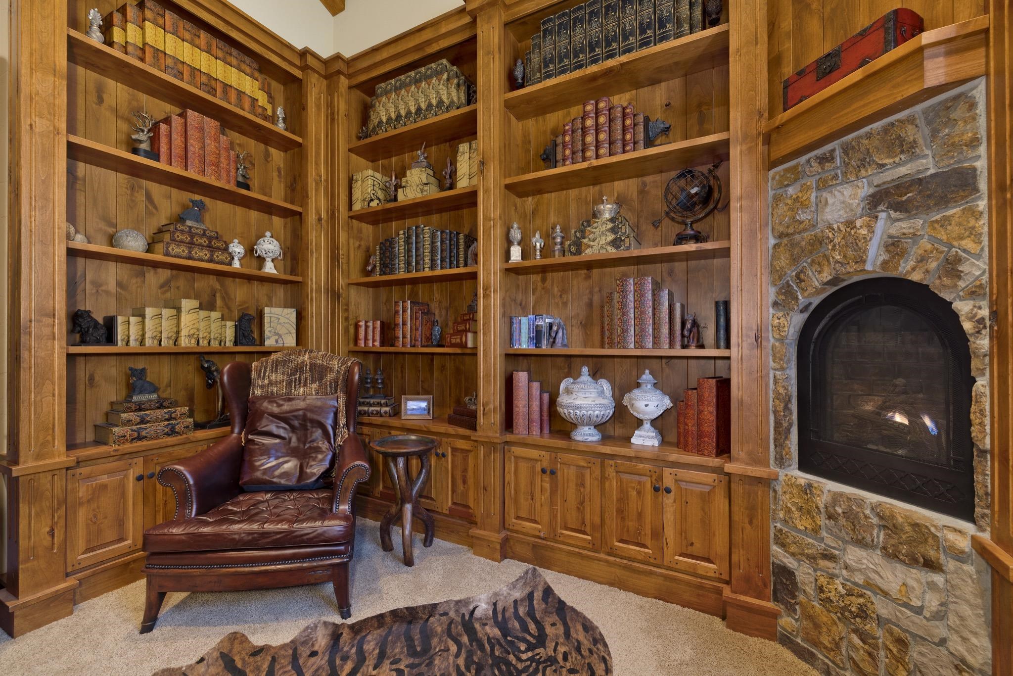 269 Juniper Road Mammoth Lakes, CA 93546 - Photo 18 of 56 a view of a living room and wooden floor