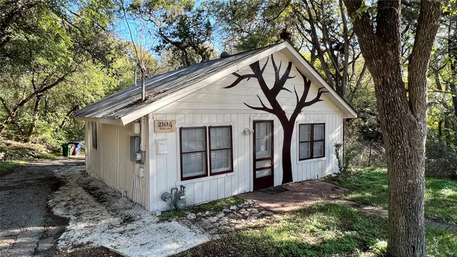 $2,200 | 2104 West 7th Street, Austin, TX 78703