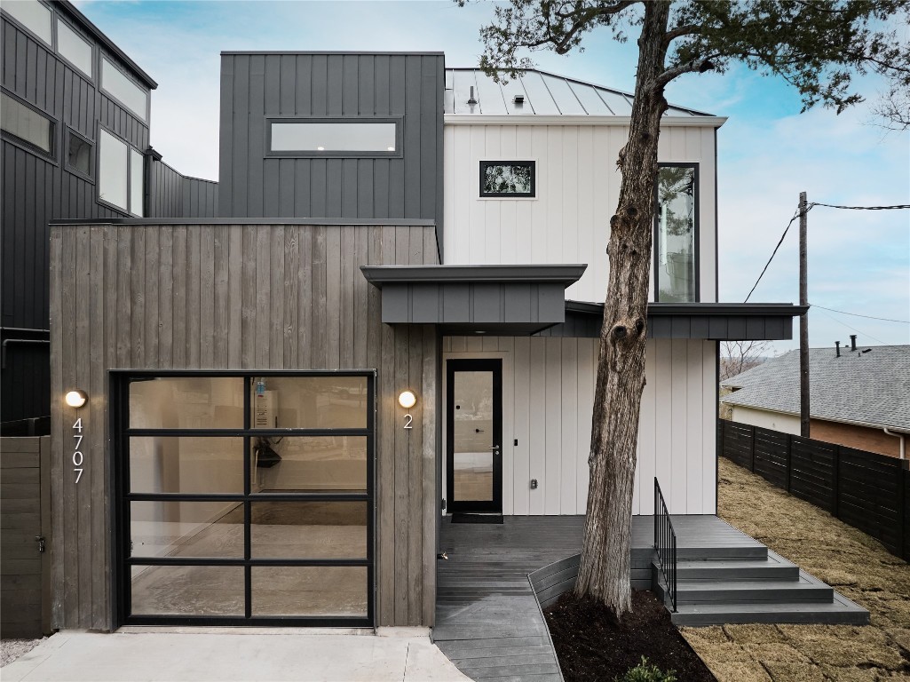 a view of entryway with a front door