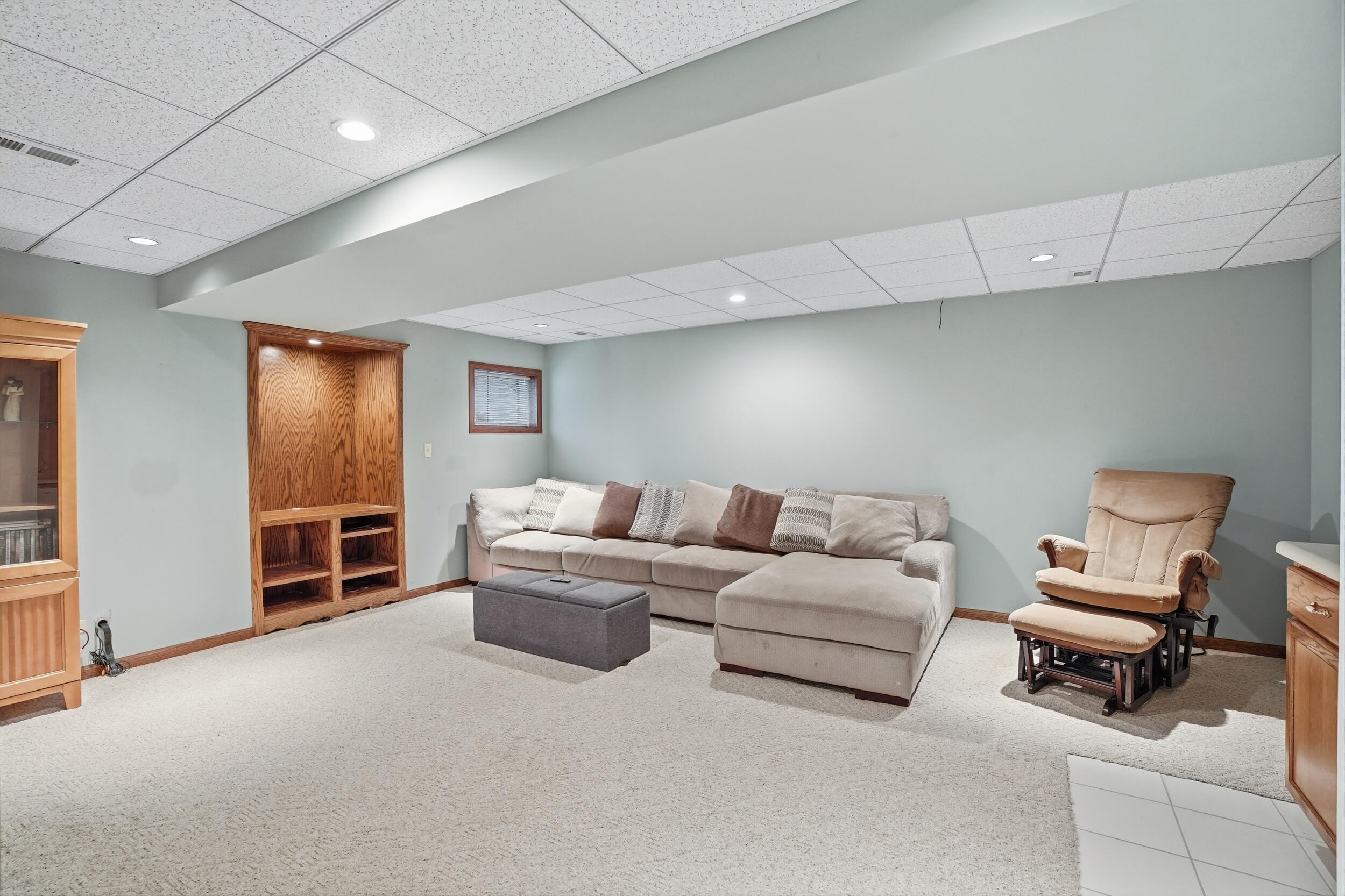 1122 Douglas Lane Crete, IL 60417 - Photo 20 of 28 a living room with furniture and a window