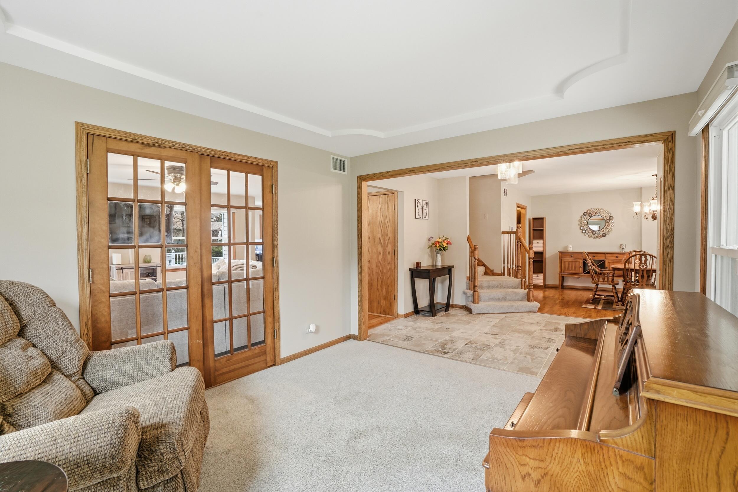 1122 Douglas Lane Crete, IL 60417 - Photo 6 of 28 a living room with furniture and a large window