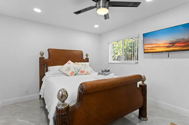 a en suite bathroom with a sink and a mirror