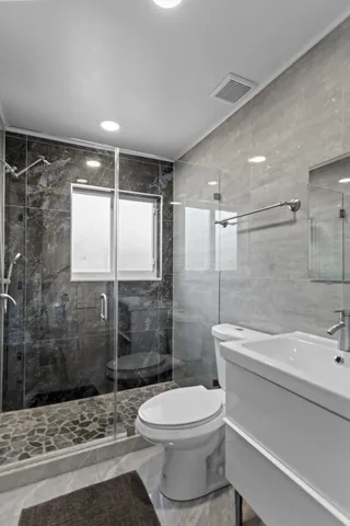 a view of gallery with an empty space