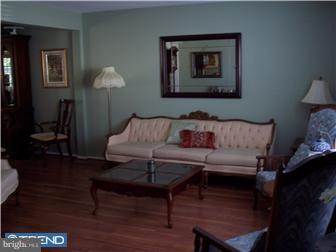 104 Oakmont Road Clementon, NJ 08021 - Photo 9 of 12 Living Room