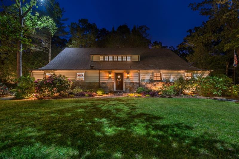 a view of a back yard