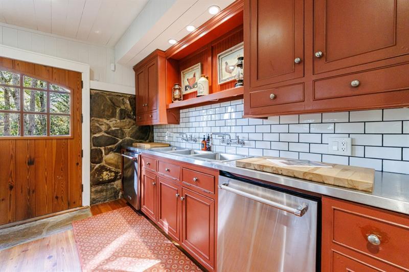 31 Barn Inn Road Lakemont, GA 30552 - Photo 23 of 86 a kitchen with stainless steel appliances granite countertop a sink and cabinets