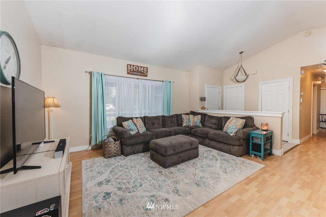 9540 178th Avenue Southwest Rochester, WA 98579 - Photo 4 of 20