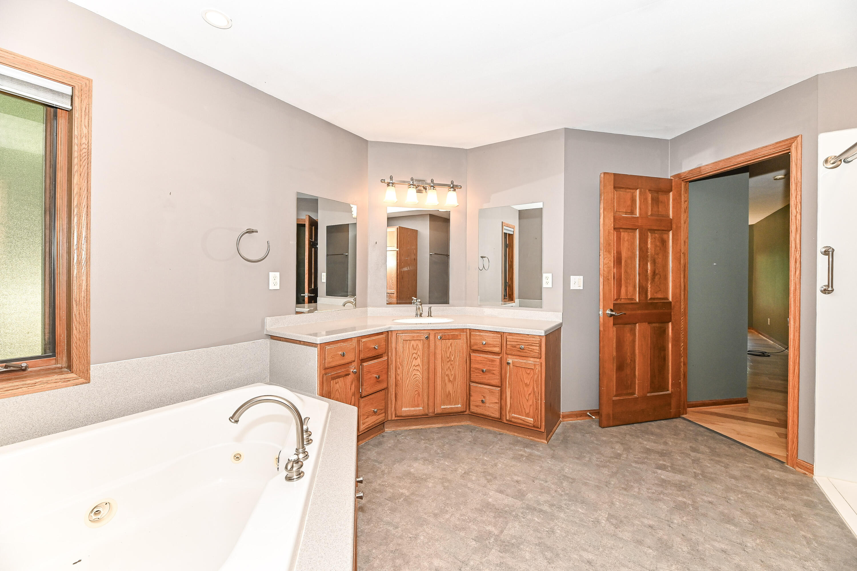 422 Eastern Trail Mukwonago, WI 53149 - Photo 23 of 49 Master bath