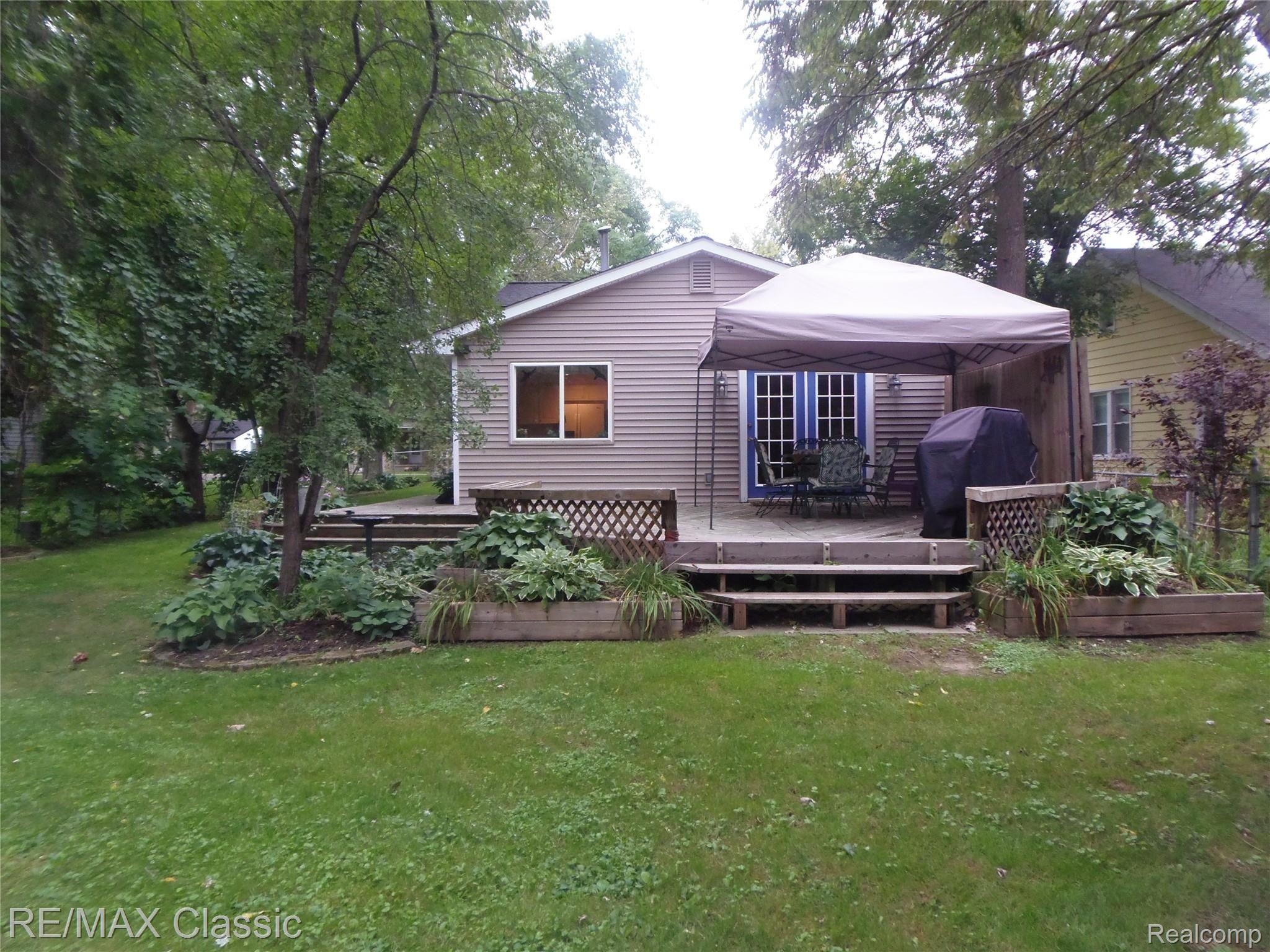 5111 Reymont Road Waterford, MI 48327 - Photo 18 of 47 View to deck.JPG