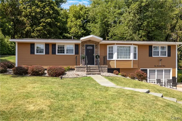 $410,000 | 104 Ivy Lane, Camillus, NY 13219