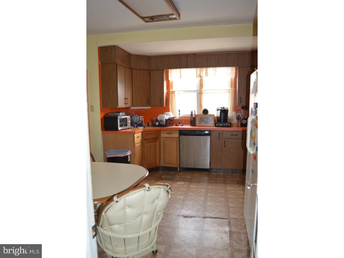 5705 Virginian Road Philadelphia, PA 19141 - Photo 4 of 13 Kitchen