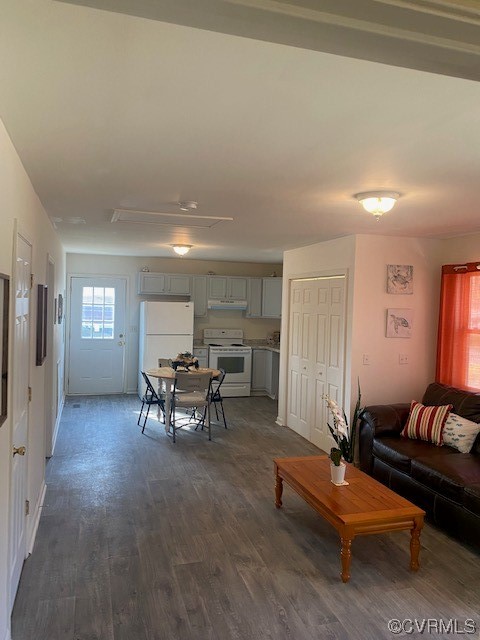 142 Samford Street Alberta, VA 23821 - Photo 3 of 24 a living room with furniture and a window