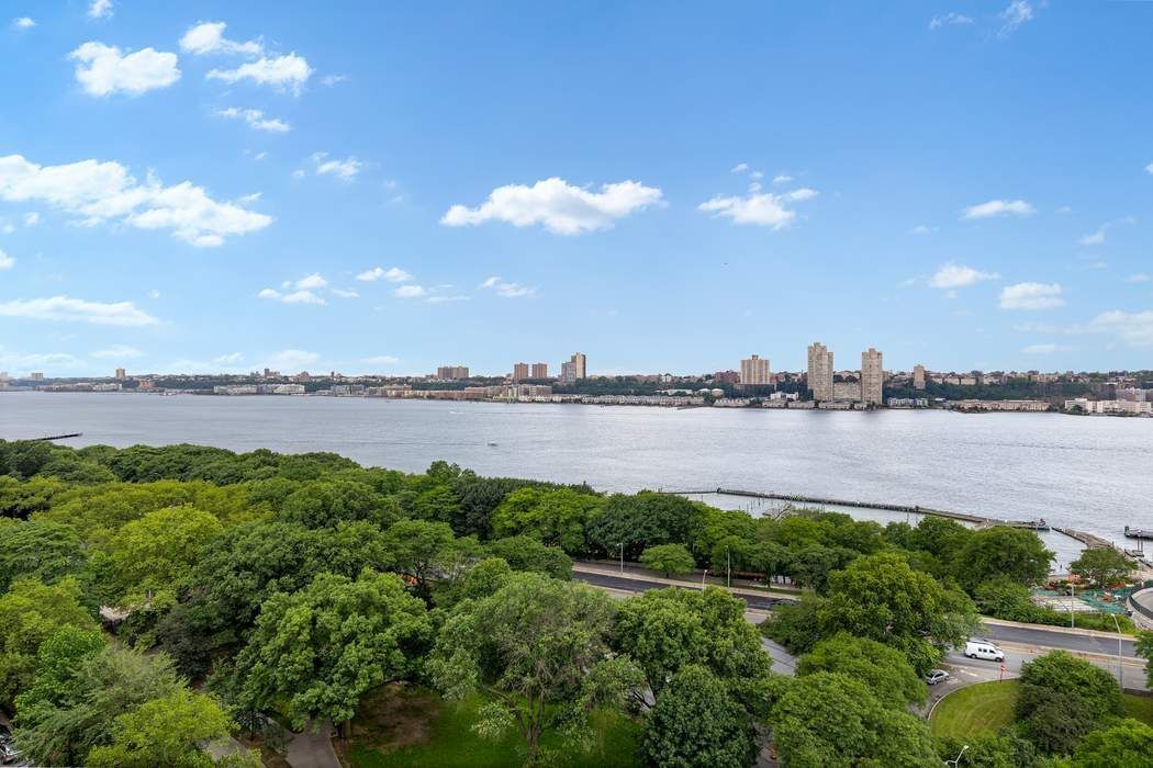 60 Riverside Drive, Unit 19C Manhattan, NY 10024 - Photo 10 of 16 a view of a lake from a yard