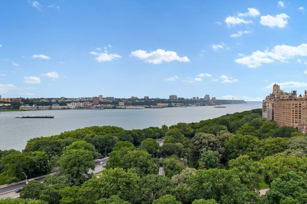 60 Riverside Drive, Unit 19C Manhattan, NY 10024 - Photo 8 of 16 a view of a lake in middle of a city