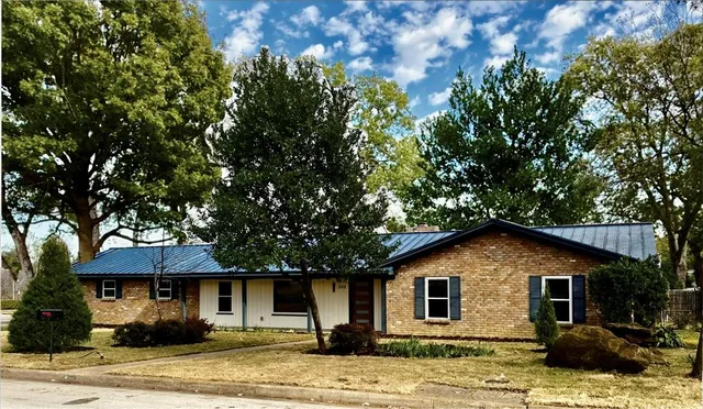 a view of a yard in front of a house
