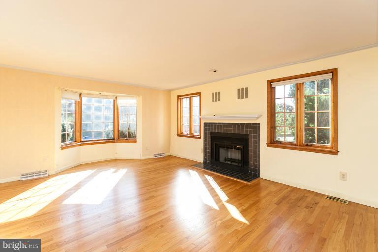 59 Seminary Farm Road Lutherville-Timonium, MD 21093 - Photo 5 of 30 Living Room