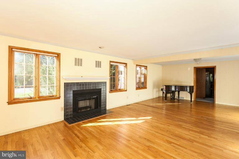 59 Seminary Farm Road Lutherville-Timonium, MD 21093 - Photo 6 of 30 Living Room