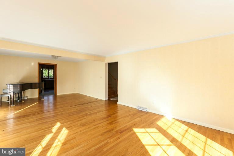 59 Seminary Farm Road Lutherville-Timonium, MD 21093 - Photo 8 of 30 Living Room