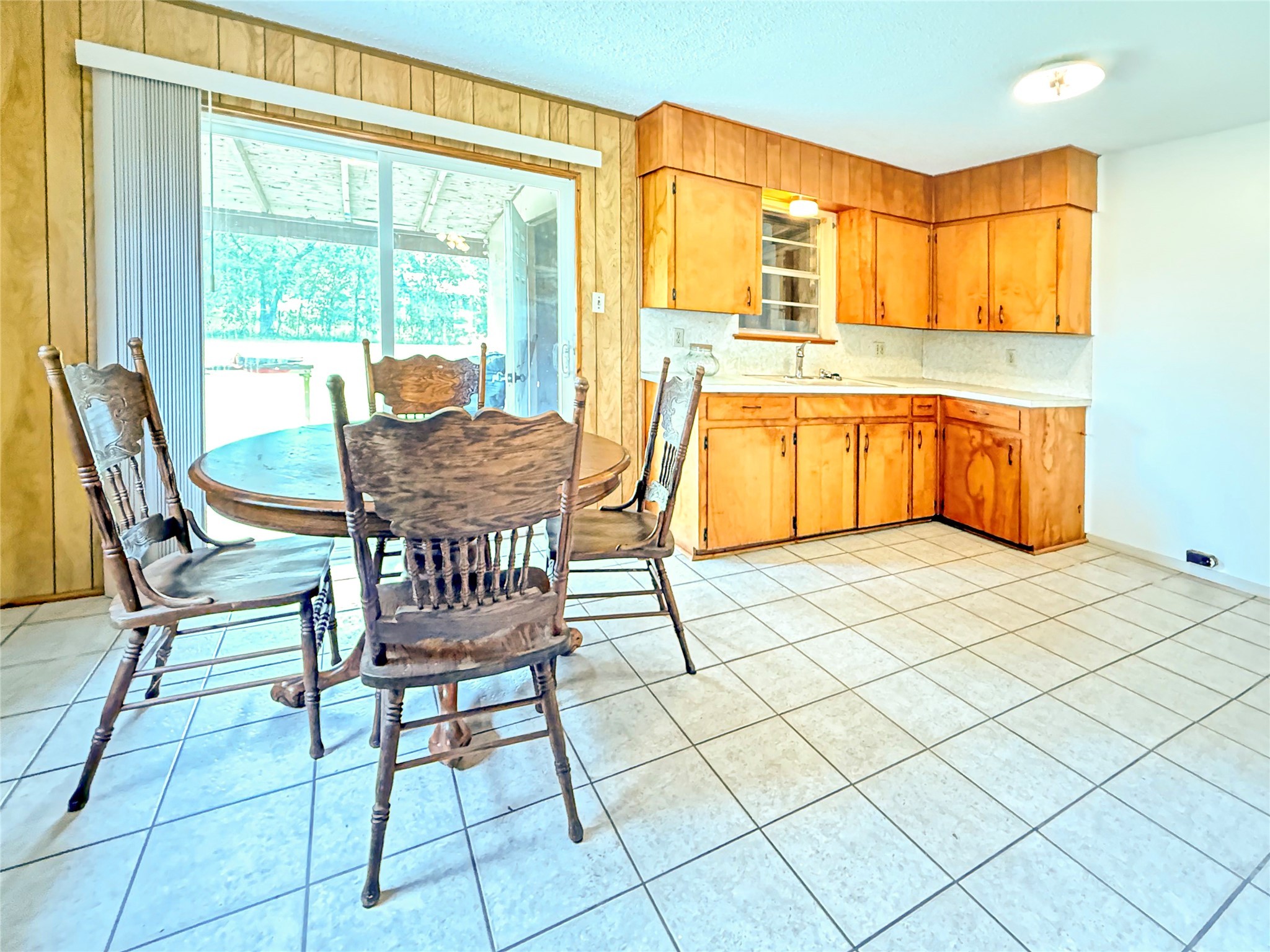 122 County Road 725 Sweeny, TX 77480 - Photo 4 of 13 a kitchen with a table chairs and a dining table