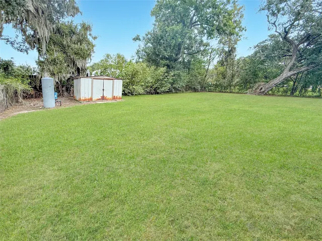 a view of a house with backyard and garden