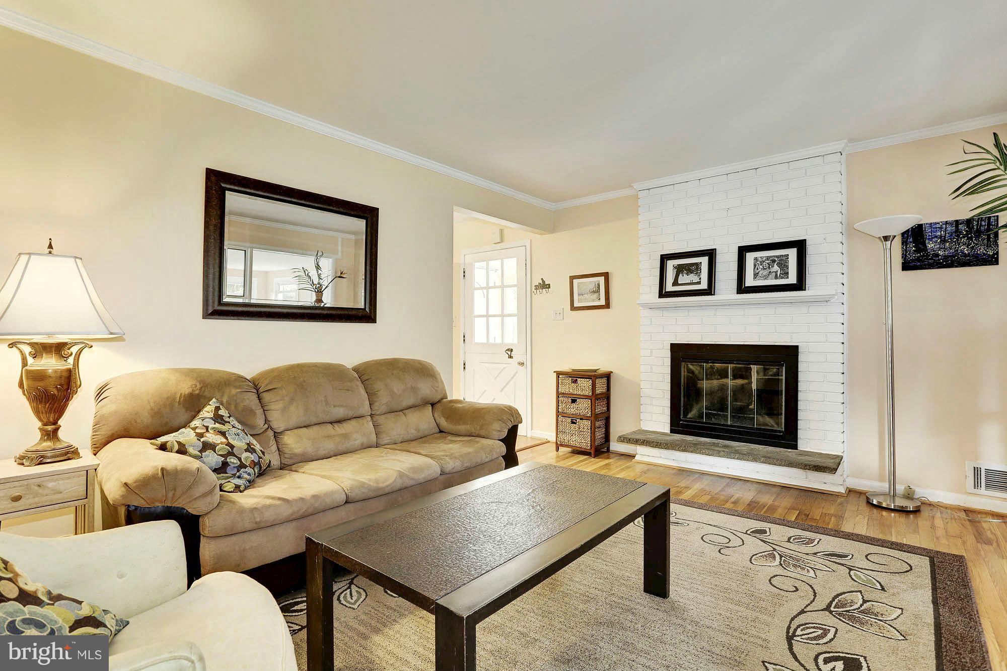 402 Mercer Road Rockville, MD 20852 - Photo 5 of 29 Living Room