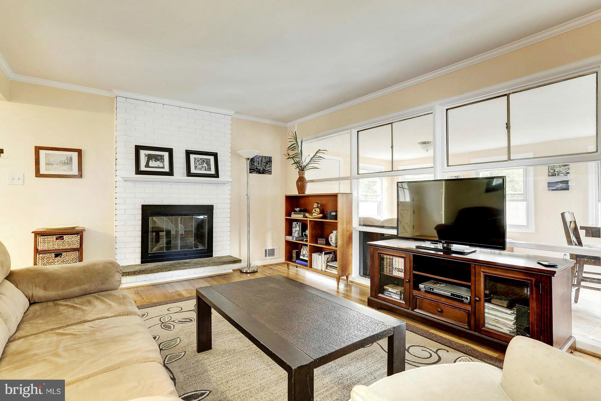 402 Mercer Road Rockville, MD 20852 - Photo 6 of 29 Living Room