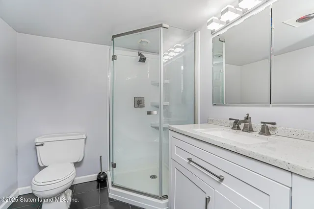 a view of a house with backyard and garden