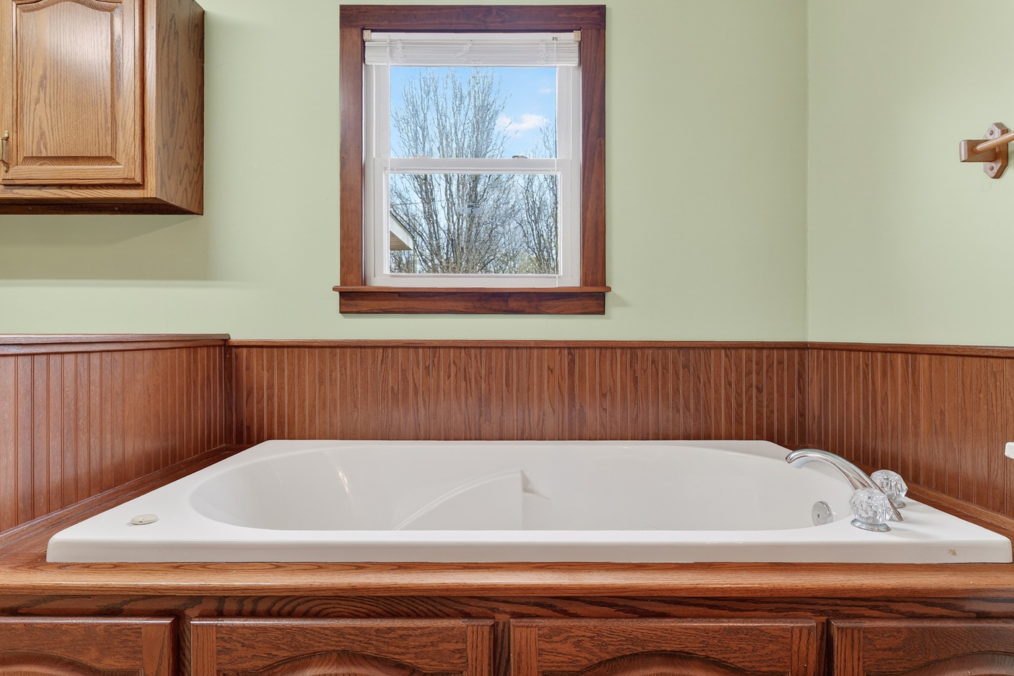 679 Howell Hill Road Flintville, TN 37335 - Photo 21 of 44 a bathroom with a bathtub